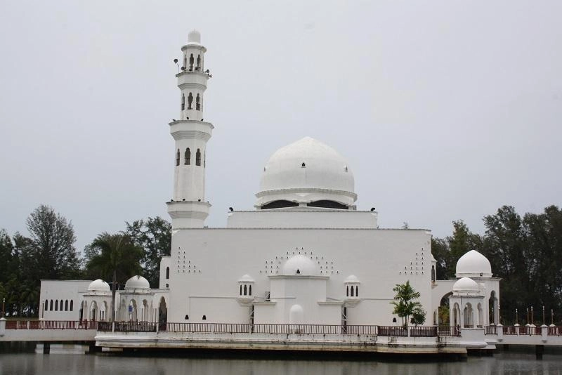 tengku tengah Zaharah Mosque in kuala terengganu