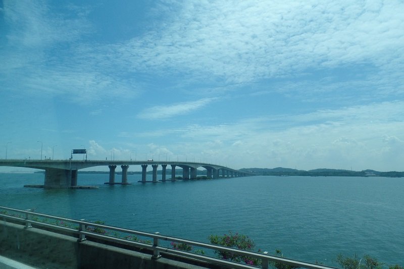 casueway connecting singapore and malaysia - bus from kl to singapore