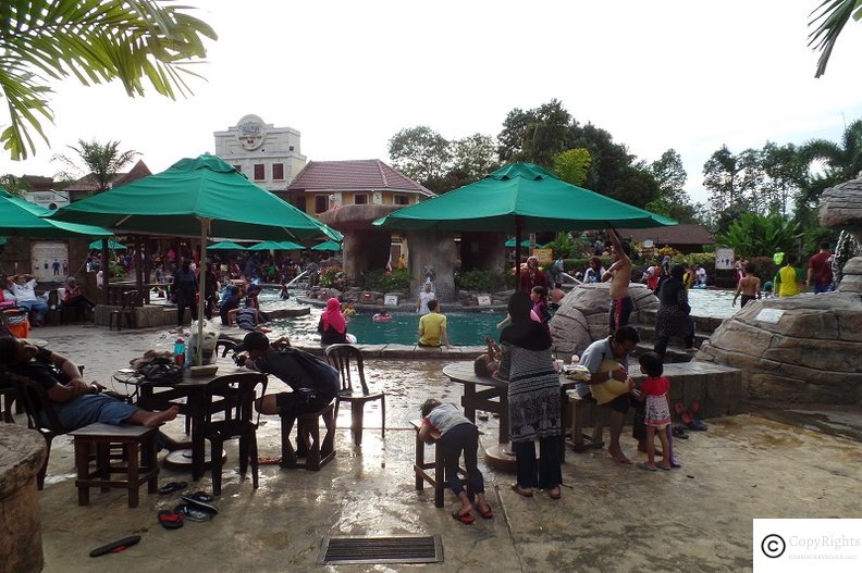 Restaurants near the splash area in the park