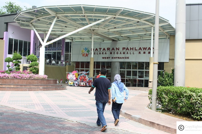Dataran Phalawan is a popular shopping center near Jonker Walk