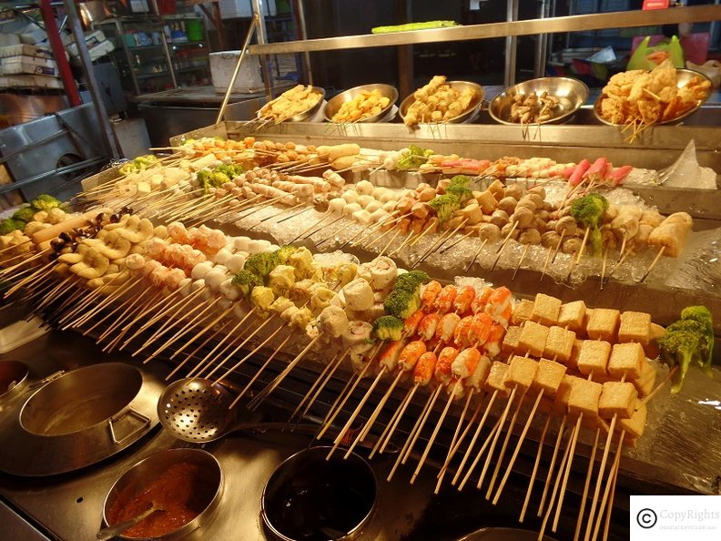 Enjoy steamed seafood at Jalan Alor. 