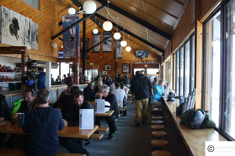 Black Sallees Bar on Mount kosciuszko is a popular spot for snow boarders