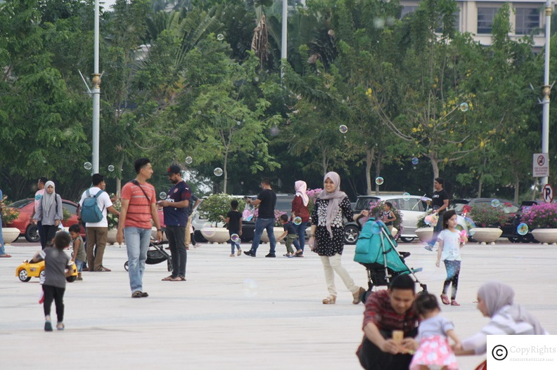 Weekends and Public Holidays brings plenty of visitors to Putrajaya