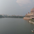 Amazing location of Putra Mosque right next to the lake