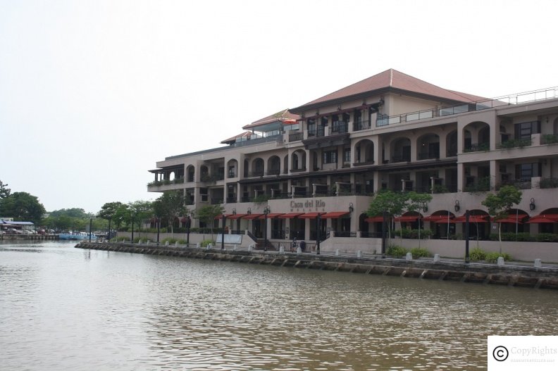 Casa Del Rio is a famous hotel located along Melaka River